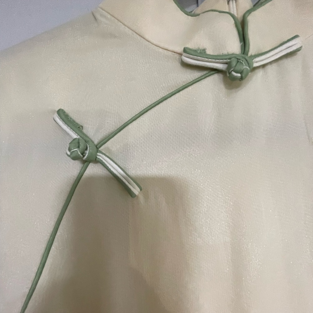 Elegant Cream Floral Cheongsam - Picture 3 of 5